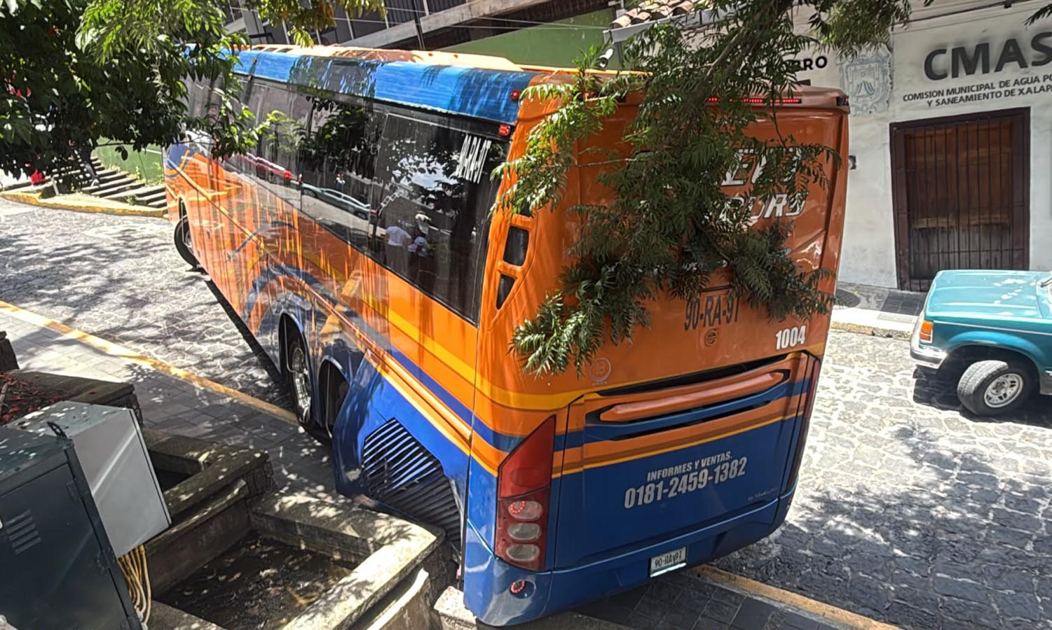 Autobús de pasajero queda atorado en calle del centro de la ciudad - Image 3