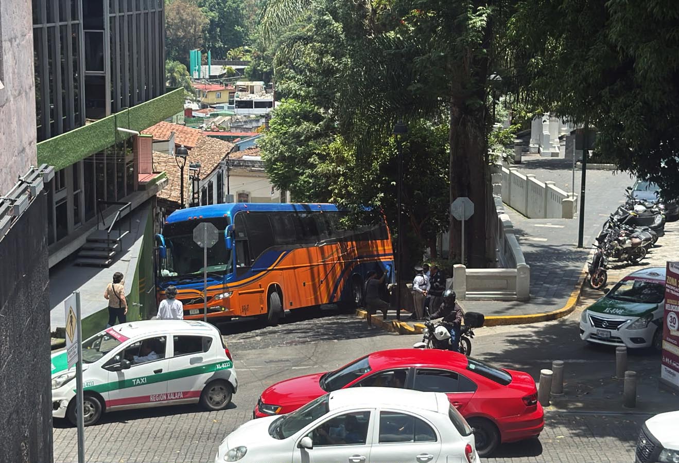 Autobús de pasajero queda atorado en calle del centro de la ciudad