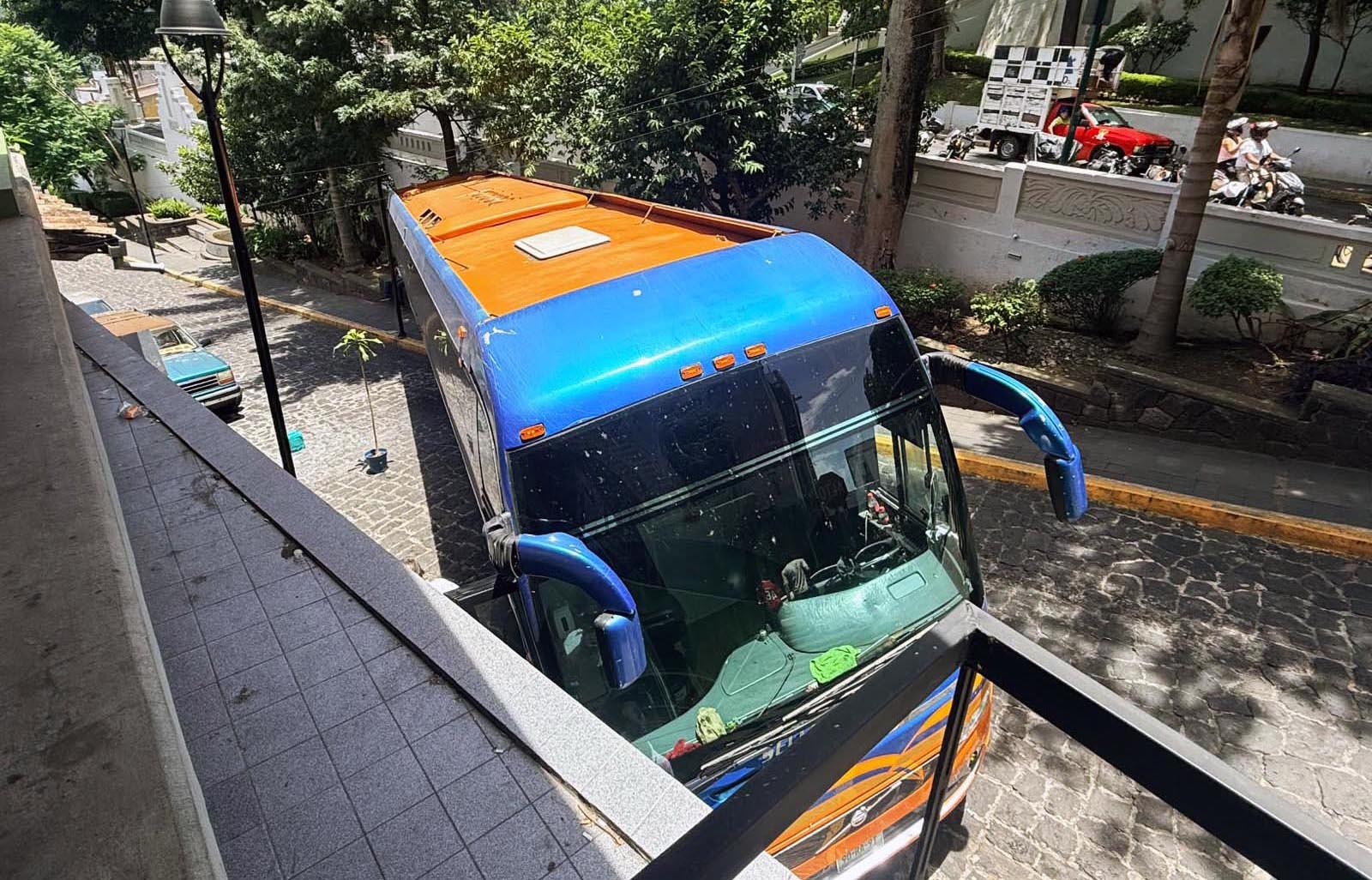 Autobús de pasajero queda atorado en calle del centro de la ciudad - Image 2