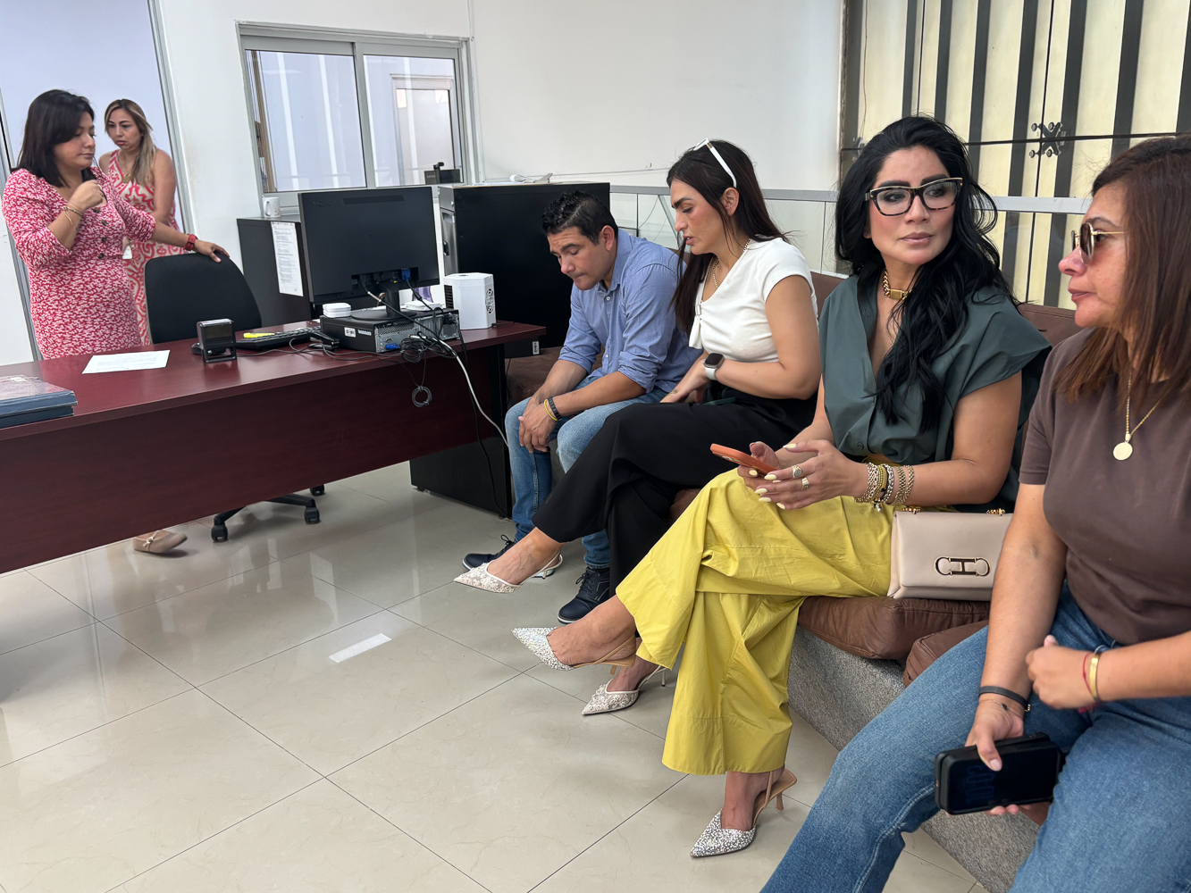 Zoé Gamboa acude a primera audiencia de divorcio en Xalapa, Elizabeth Morales la deja plantada