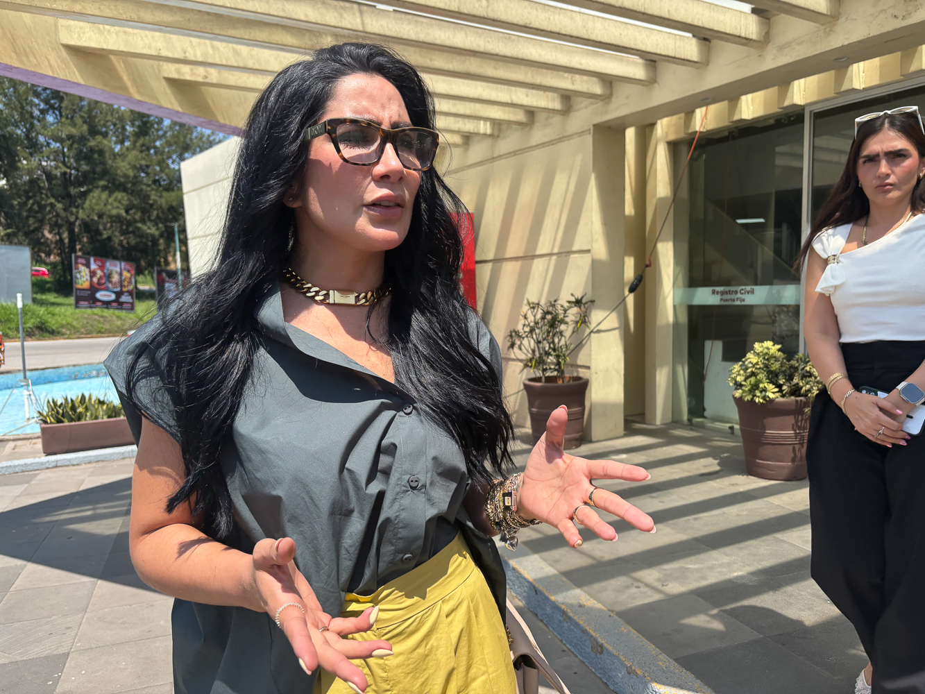 Zoé Gamboa acude a primera audiencia de divorcio en Xalapa, Elizabeth Morales la deja plantada