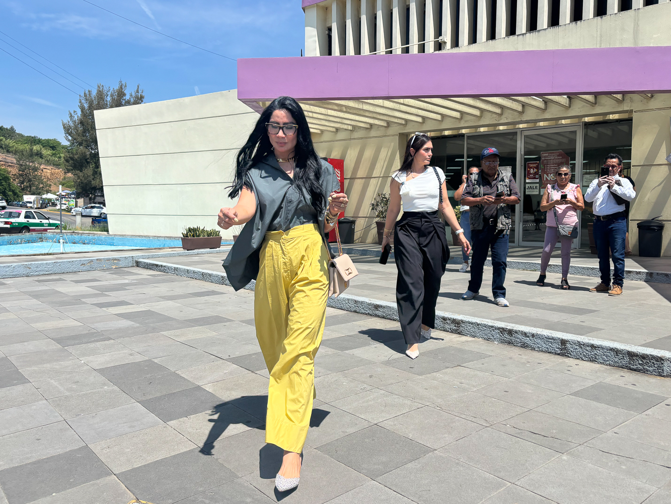 Zoé Gamboa acude a primera audiencia de divorcio en Xalapa, Elizabeth Morales la deja plantada