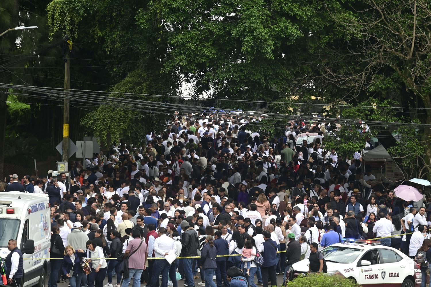Sección 32 del SNTE toma oficinas centrales de la SEV para exigir atención a su pliego petitorio