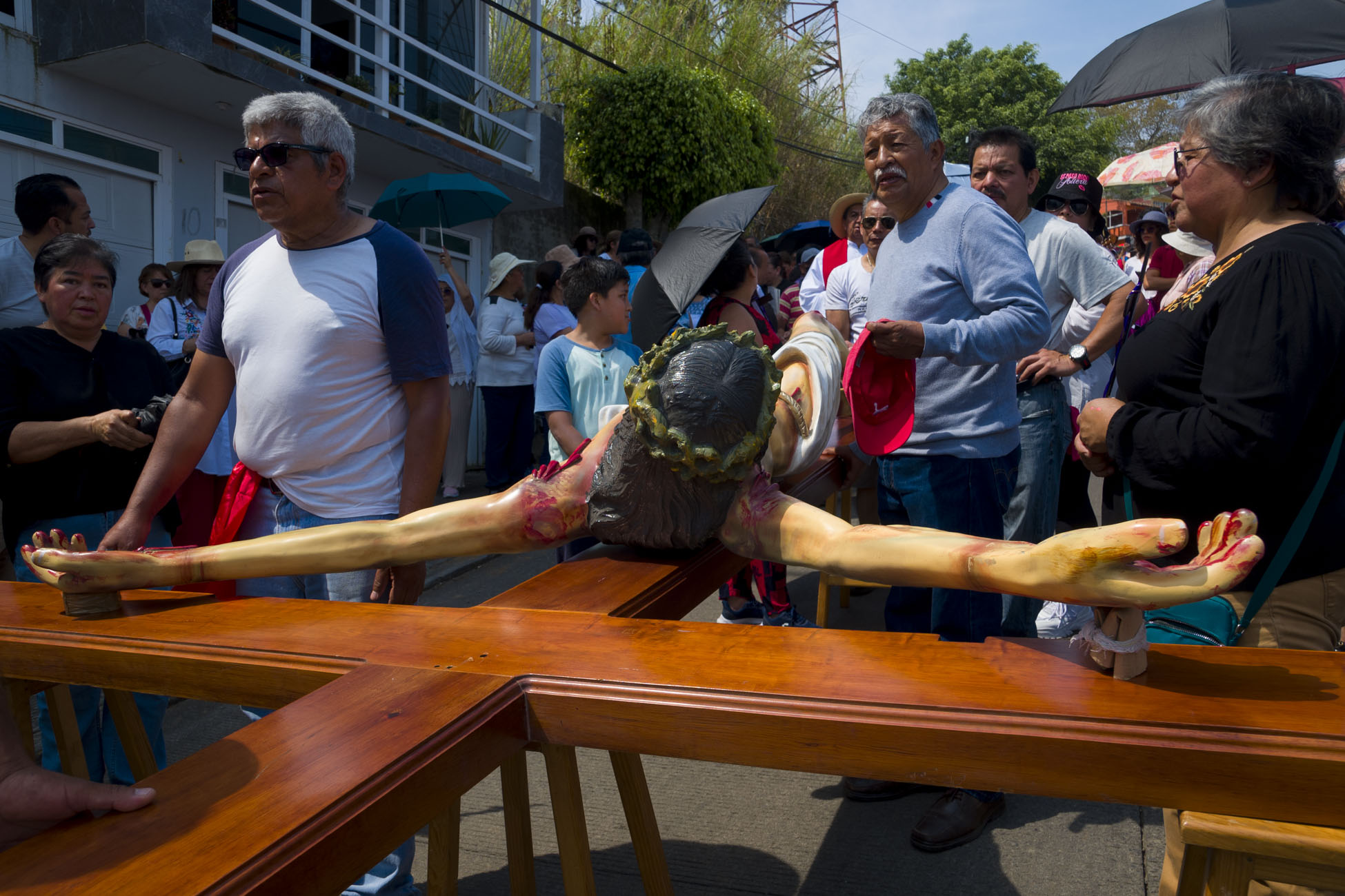 Fieles católicos participaron en el recorrido del Vía Crucis