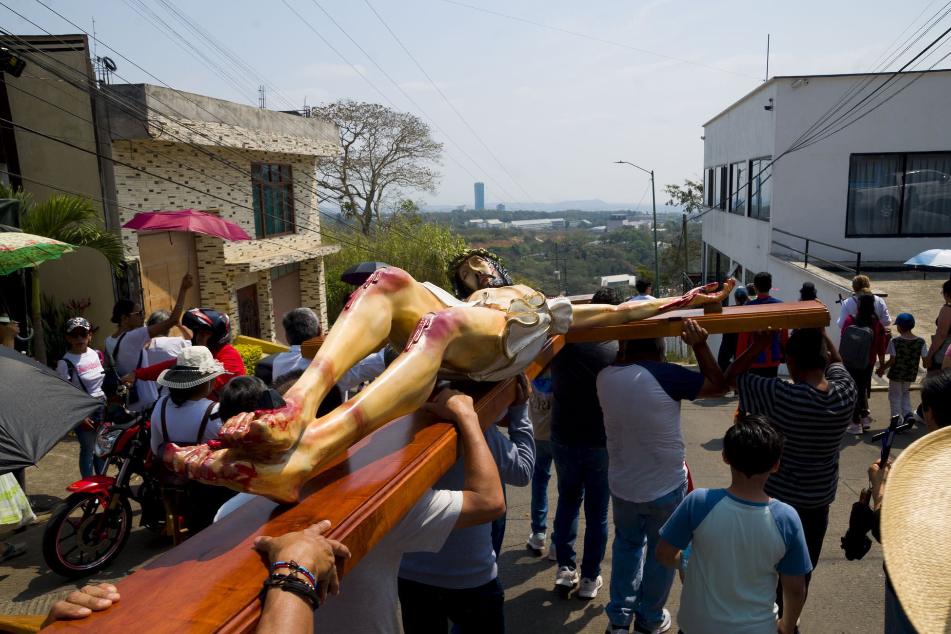 Fieles católicos participaron en el recorrido del Vía Crucis