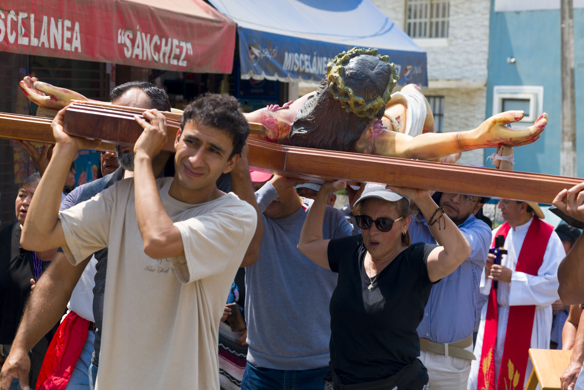 Fieles católicos participaron en el recorrido del Vía Crucis