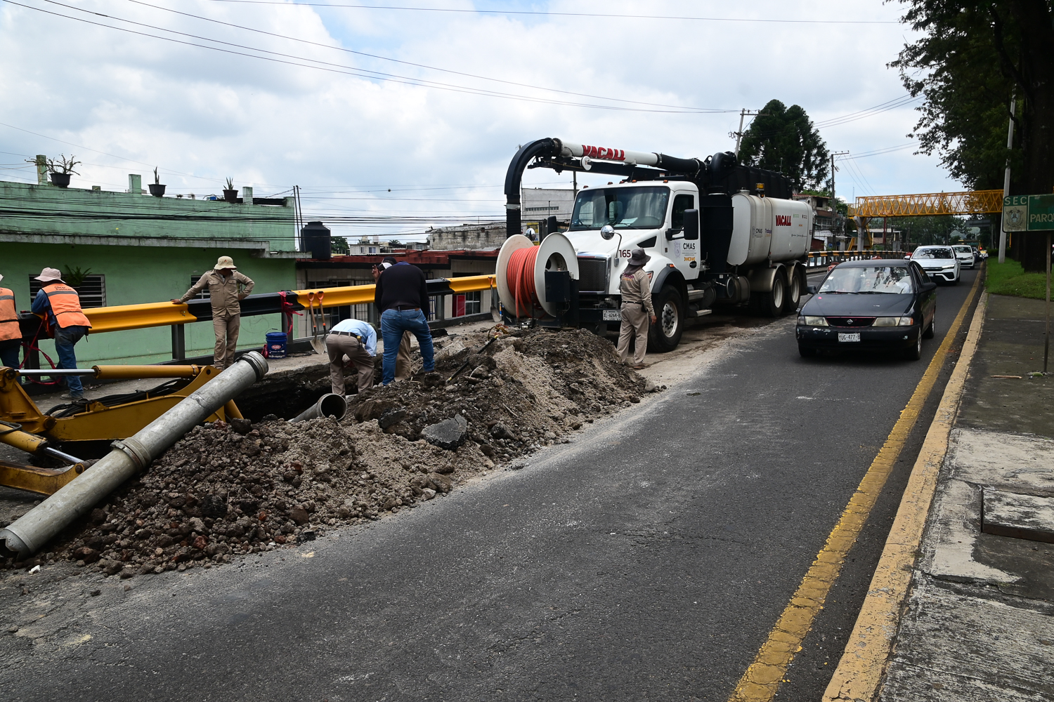 Reaparece socavón en puente Macuiltépet