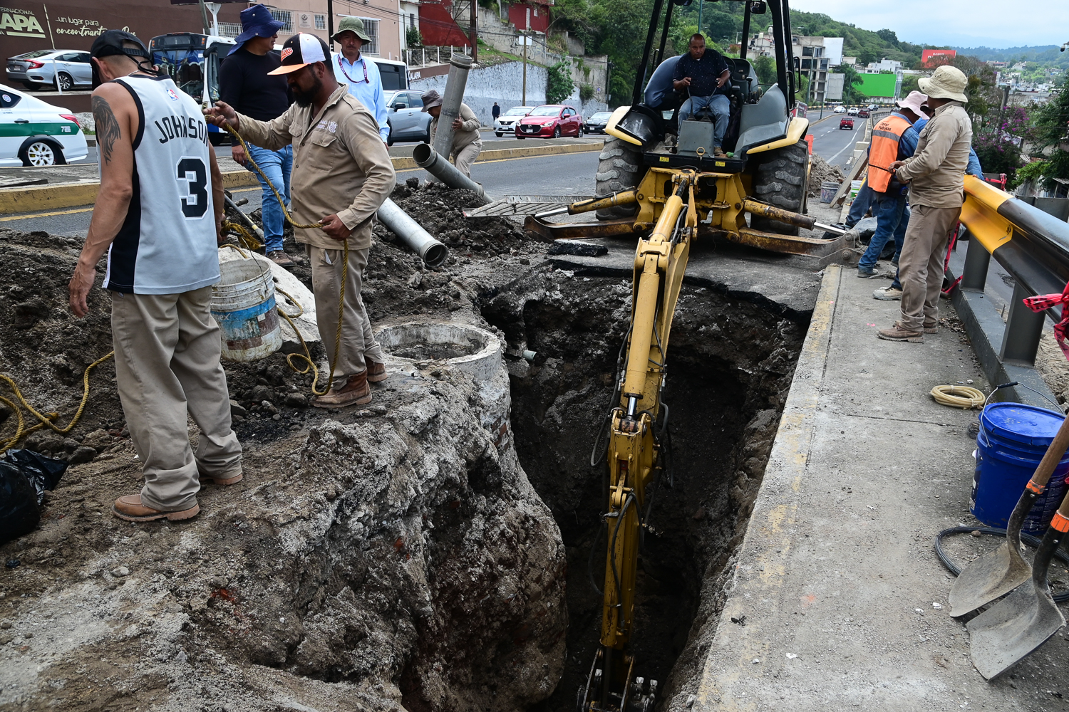 Reaparece socavón en puente Macuiltépet