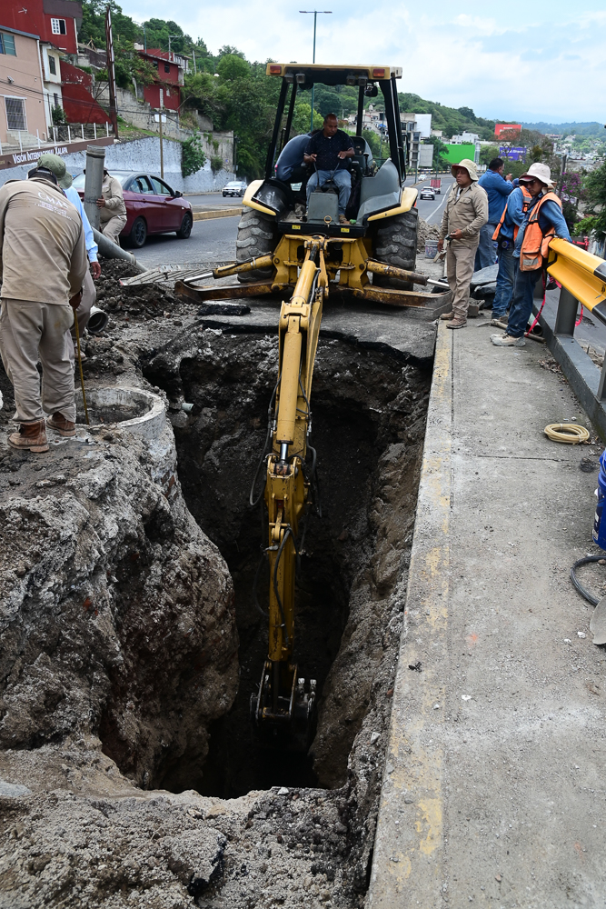 Reaparece socavón en puente Macuiltépet