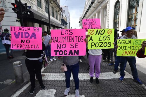 Habitantes de Altotonga y Jalacingo bloquean Enríquez en Xalapa, por falta de agua