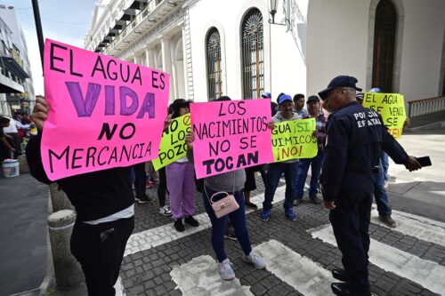 Habitantes de Altotonga y Jalacingo bloquean Enríquez en Xalapa, por falta de agua