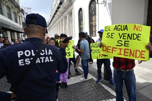 Habitantes de Altotonga y Jalacingo bloquean Enríquez en Xalapa, por falta de agua